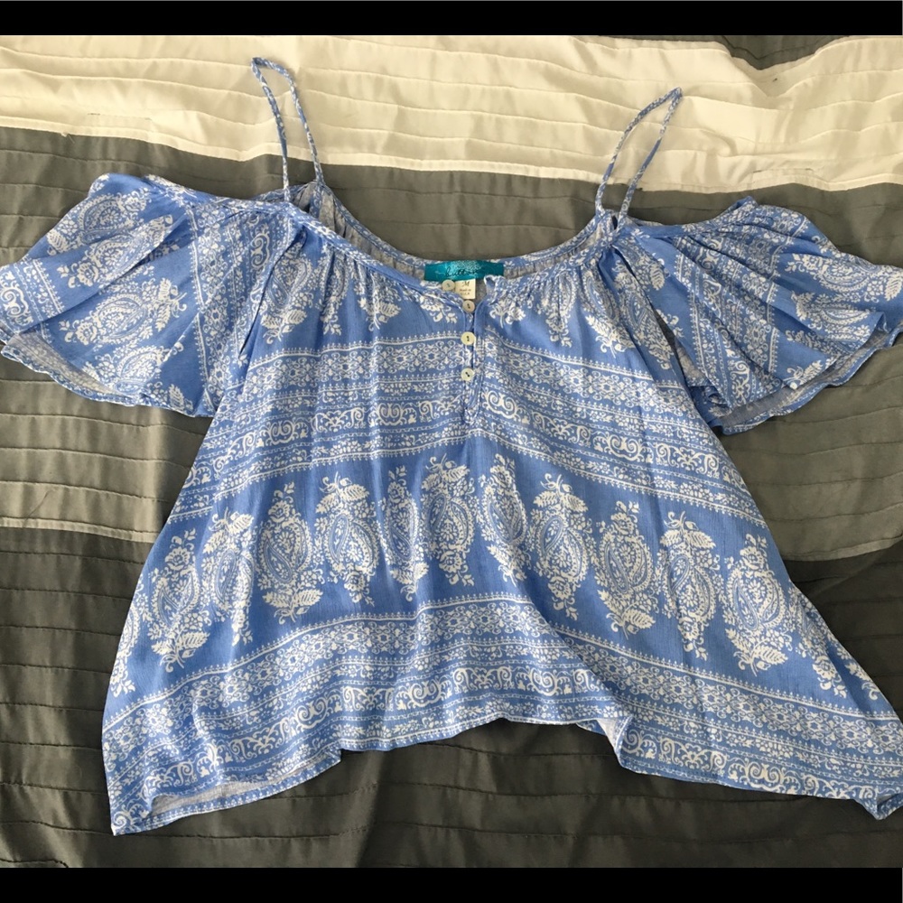 Cold shoulder flowy top francesca’s NWOT